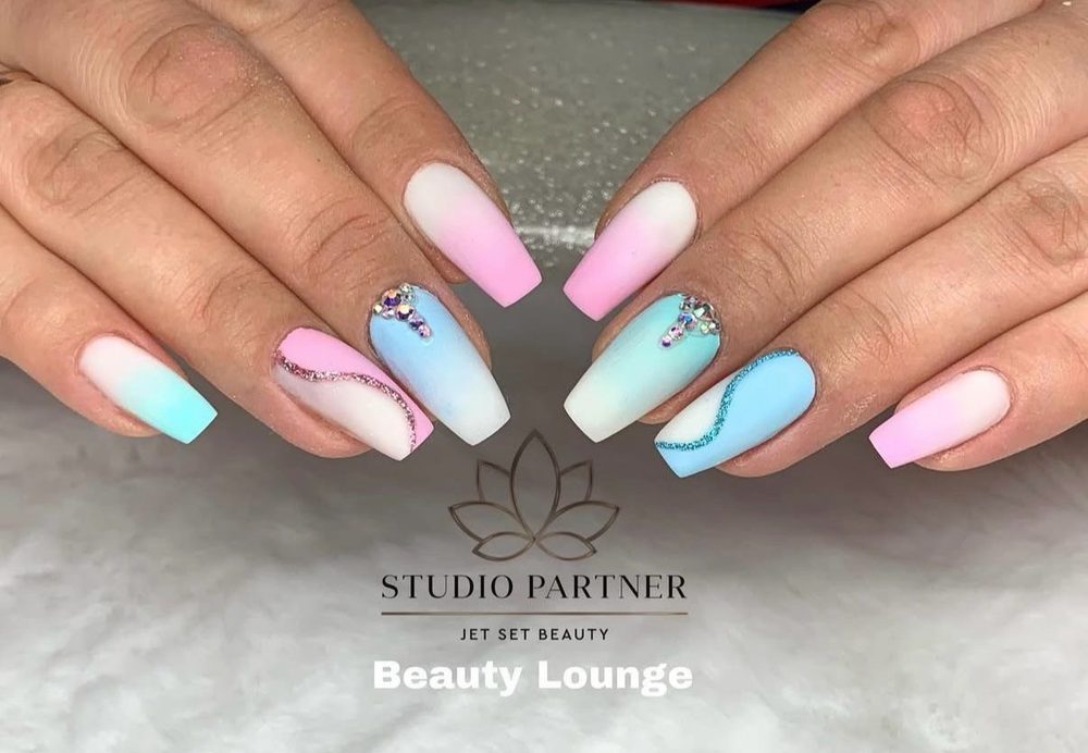 Nageldesign in Pastellfarben mit Strasssteinen