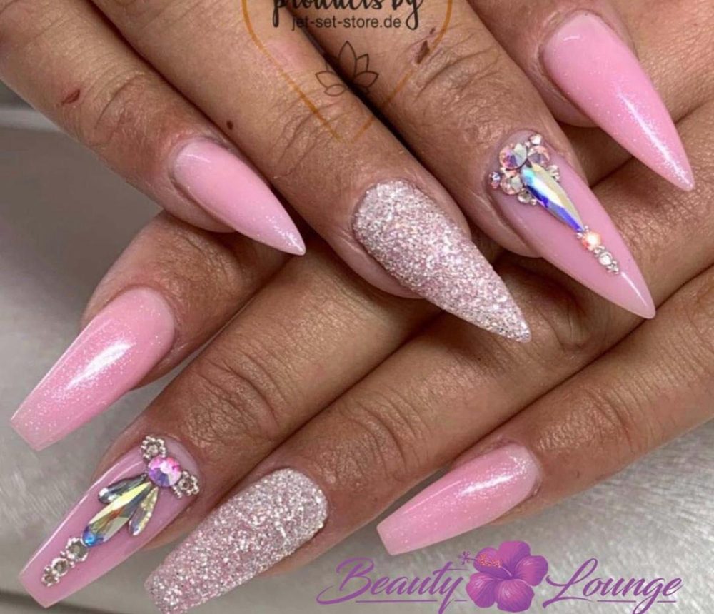 Lange Nägel in Rosa mit Glitzer und Strasssteinen