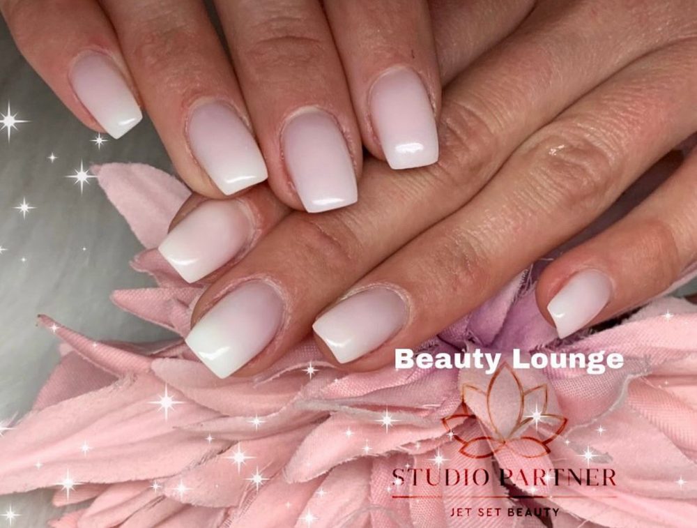 Nagelmodellage im Babyboomer-Look